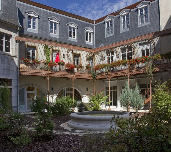 Logis principal : vue des façades depuis le fond de la cour. © Yves Sancey / Région Bourgogne-Franche-Comté, Inventaire du patrimoine - 2011
