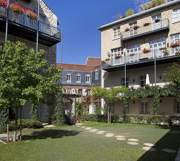 Logis secondaire depuis le fond de l'ancien jardin : de trois quarts droit. © Yves Sancey / Région Bourgogne-Franche-Comté, Inventaire du patrimoine - 2011