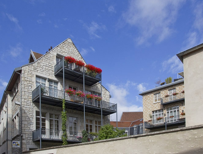 Logis principal, pignon de l'aile droite : vue d'ensemble depuis la rue d'Anvers. © Yves Sancey / Région Bourgogne-Franche-Comté, Inventaire du patrimoine - 2011