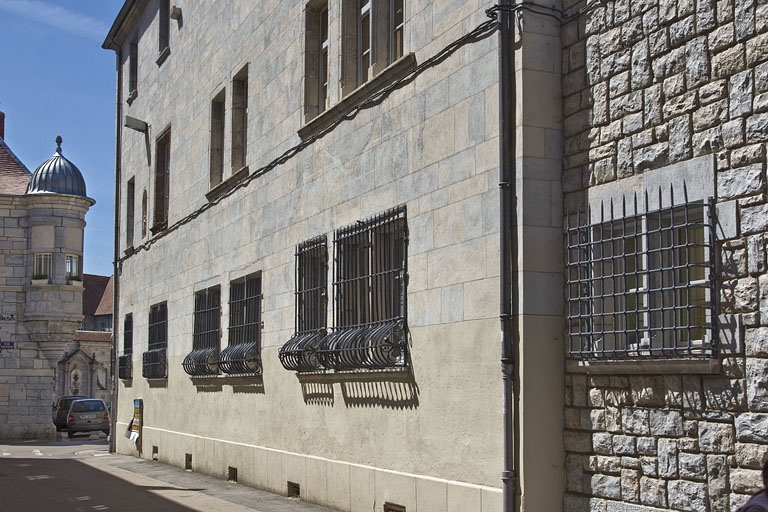 Logis principal, aile droite, façade postérieure : de trois quarts droit. © Yves Sancey / Région Bourgogne-Franche-Comté, Inventaire du patrimoine - 2011