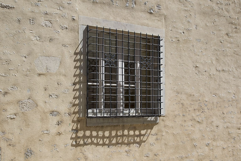 Logis principal, façade antérieure : détail d'une grille de fenêtre. © Yves Sancey / Région Bourgogne-Franche-Comté, Inventaire du patrimoine - 2011