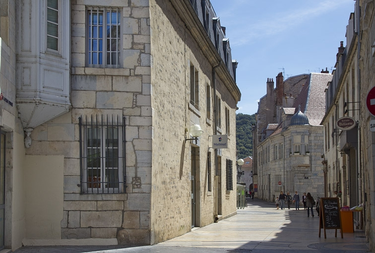 Logis principal, façade antérieure, partie gauche : de trois quarts gauche. © Yves Sancey / Région Bourgogne-Franche-Comté, Inventaire du patrimoine - 2011