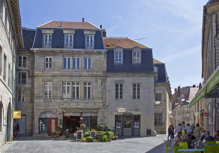 Logis principal, façade antérieure, partie gauche : vue éloignée depuis la place Pasteur. © Yves Sancey / Région Bourgogne-Franche-Comté, Inventaire du patrimoine - 2011