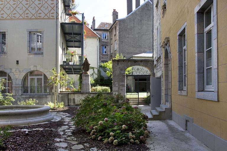 Vue de la cour depuis l'entrée. © Yves Sancey / Région Bourgogne-Franche-Comté, Inventaire du patrimoine - 2011