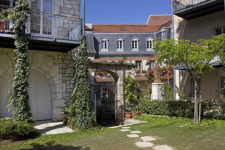 Détail de la porte séparant la cour de l'ancien jardin. © Yves Sancey / Région Bourgogne-Franche-Comté, Inventaire du patrimoine - 2011