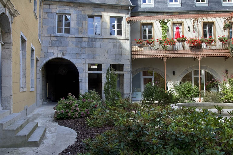 Logis principal, façade postérieure : détail du passage cocher depuis le fond de la cour. © Yves Sancey / Région Bourgogne-Franche-Comté, Inventaire du patrimoine - 2011