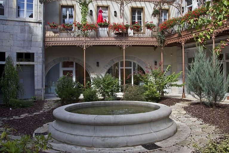 Logis principal, façade postérieure, partie gauche : détail du auvent métallique. © Yves Sancey / Région Bourgogne-Franche-Comté, Inventaire du patrimoine - 2011