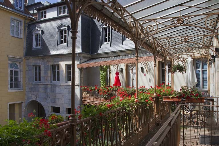 Logis principal : vue de l'intérieur du auvent métallique. © Yves Sancey / Région Bourgogne-Franche-Comté, Inventaire du patrimoine - 2011