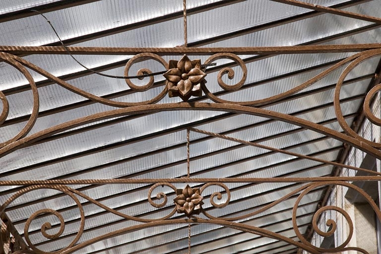 Logis principal : détail de la structure métallique du auvent. © Yves Sancey / Région Bourgogne-Franche-Comté, Inventaire du patrimoine - 2011