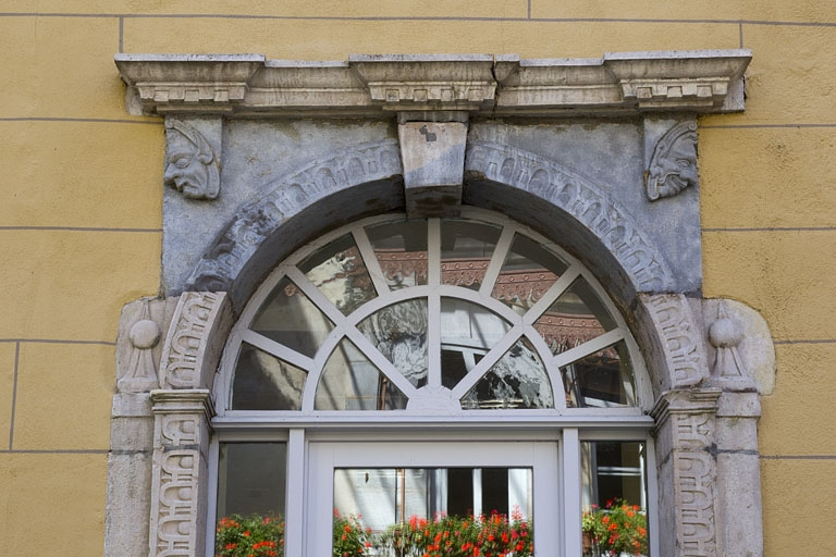 Logis principal, aile droite, façade sur cour, porte du rez-de-chaussée : détail de la partie supérieure. © Yves Sancey / Région Bourgogne-Franche-Comté, Inventaire du patrimoine - 2011