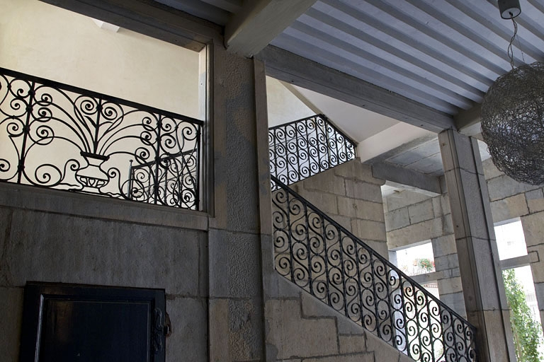 Logis principal, intérieur, escalier : détail des premières volées depuis le passage cocher. © Yves Sancey / Région Bourgogne-Franche-Comté, Inventaire du patrimoine - 2011