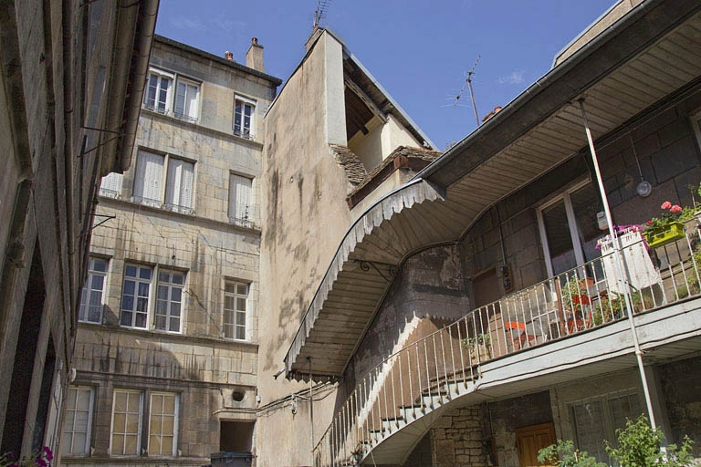 Vue d'ensemble de la façade postérieure du logis principal et du premier logis secondaire, depuis le fond de la cour. © Yves Sancey / Région Bourgogne-Franche-Comté, Inventaire du patrimoine - 2011