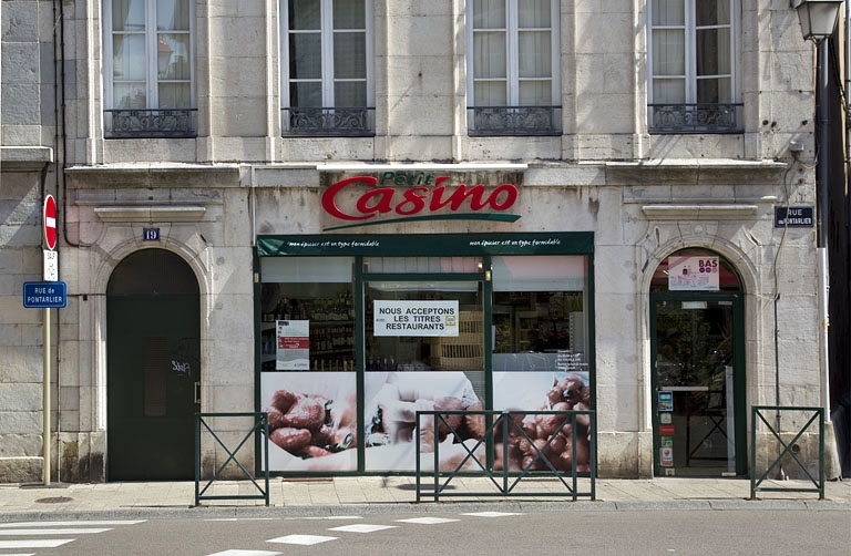 Logis principal, façade antérieure : détail du rez-de-chaussée, de face. © Yves Sancey / Région Bourgogne-Franche-Comté, Inventaire du patrimoine - 2011