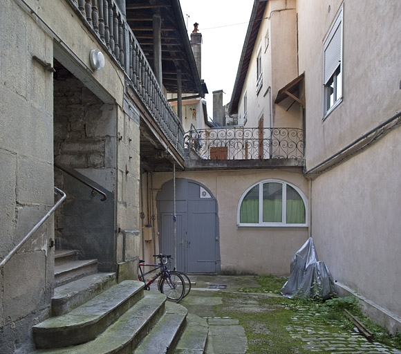 Vue d'ensemble de la cour depuis l'entrée. © Yves Sancey / Région Bourgogne-Franche-Comté, Inventaire du patrimoine - 2011