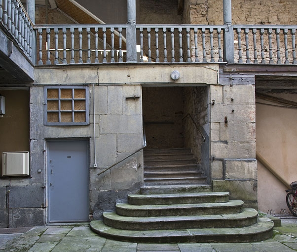 Escalier extérieur : détail du départ de l'escalier. © Yves Sancey / Région Bourgogne-Franche-Comté, Inventaire du patrimoine - 2011