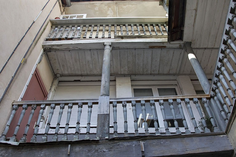 Escalier extérieur : détail des coursières, de face. © Yves Sancey / Région Bourgogne-Franche-Comté, Inventaire du patrimoine - 2011