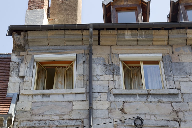 Logis principal, façade antérieure : détail des fenêtres de l'étage, partie gauche. © Yves Sancey / Région Bourgogne-Franche-Comté, Inventaire du patrimoine - 2011