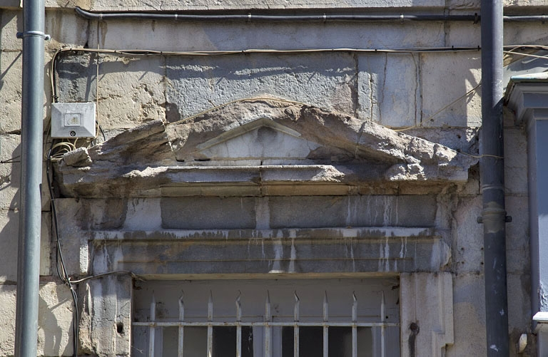 Logis principal, façade antérieure : détail du fronton de la fenêtre à gauche du portail d'entrée. © Yves Sancey / Région Bourgogne-Franche-Comté, Inventaire du patrimoine - 2011