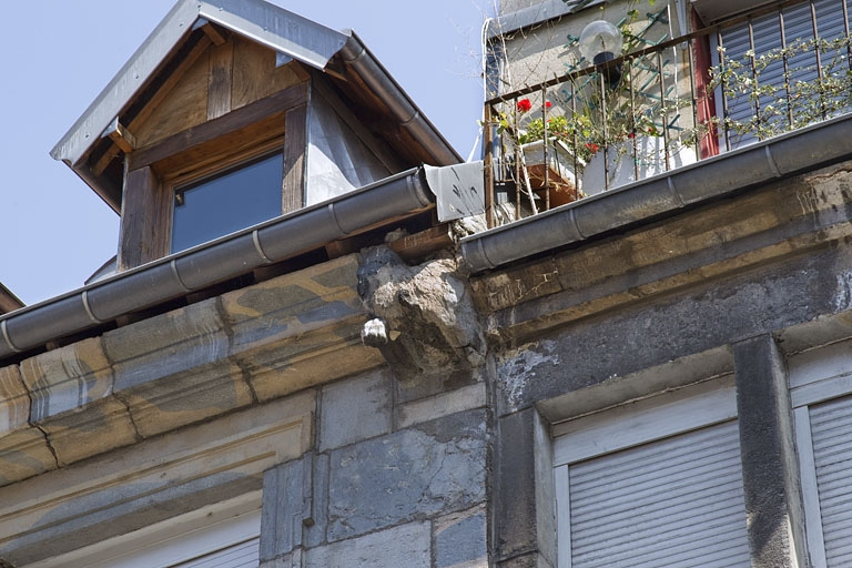 Logis principal, façade antérieure : détail de la gargouille droite. © Yves Sancey / Région Bourgogne-Franche-Comté, Inventaire du patrimoine - 2011