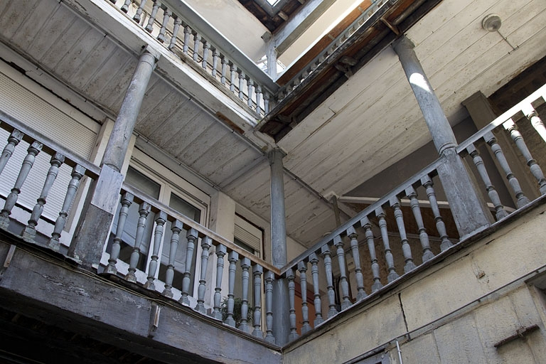 Escalier extérieur : détail de l'angle de la coursière du premier étage. © Yves Sancey / Région Bourgogne-Franche-Comté, Inventaire du patrimoine - 2011
