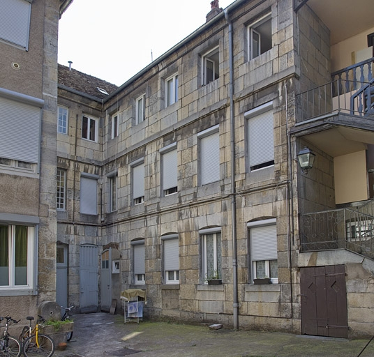 Vue d'ensemble de l'aile droite logis secondaire, de trois quarts droit. © Yves Sancey / Région Bourgogne-Franche-Comté, Inventaire du patrimoine - 2011