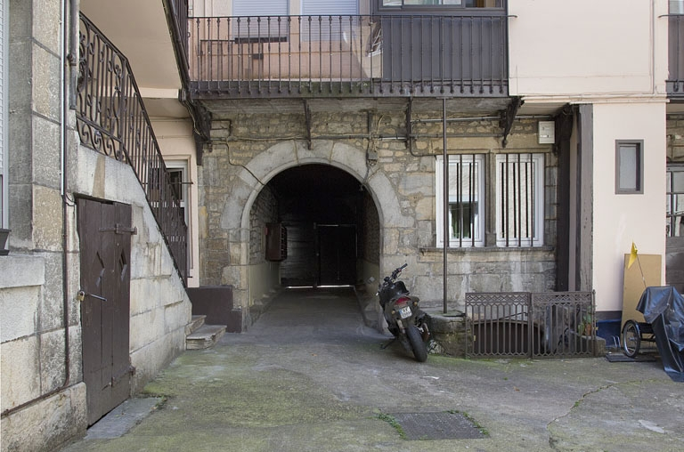 Logis principal, façade postérieure : détail du passage cocher. © Yves Sancey / Région Bourgogne-Franche-Comté, Inventaire du patrimoine - 2011