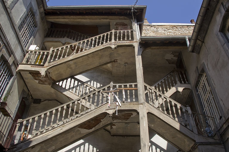 Escalier à cage ouverte sur cour, partie supérieure, de face. © Yves Sancey / Région Bourgogne-Franche-Comté, Inventaire du patrimoine - 2011