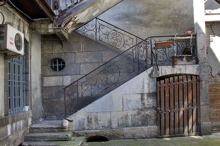 Escalier à cage ouverte : détail de la rampe en ferronnerie des premières volées. © Yves Sancey / Région Bourgogne-Franche-Comté, Inventaire du patrimoine - 2011