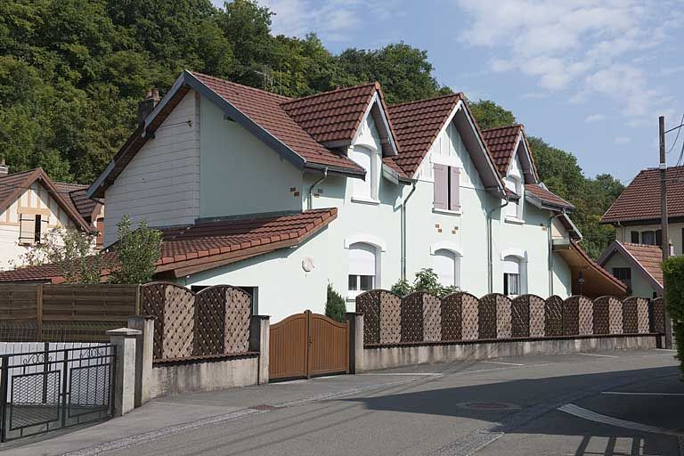 Habitation à 2 logements vue de trois quarts. © Jérôme Mongreville / Région Bourgogne-Franche-Comté, Inventaire du patrimoine - 2011
