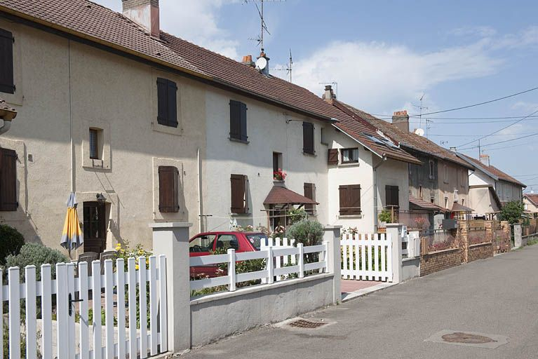 Alignements de maisons sur la rue. © Jérôme Mongreville / Région Bourgogne-Franche-Comté, Inventaire du patrimoine - 2011 Alignements de maisons sur la rue. © Jérôme Mongreville / Région Bourgogne-Franche-Comté, Inventaire du patrimoine - 2011