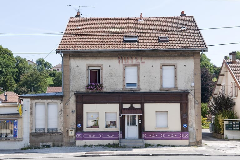 Hôtel des Autos. Façade sur rue. © Jérôme Mongreville / Région Bourgogne-Franche-Comté, Inventaire du patrimoine - 2011 Hôtel des Autos. Façade sur rue. © Jérôme Mongreville / Région Bourgogne-Franche-Comté, Inventaire du patrimoine - 2011