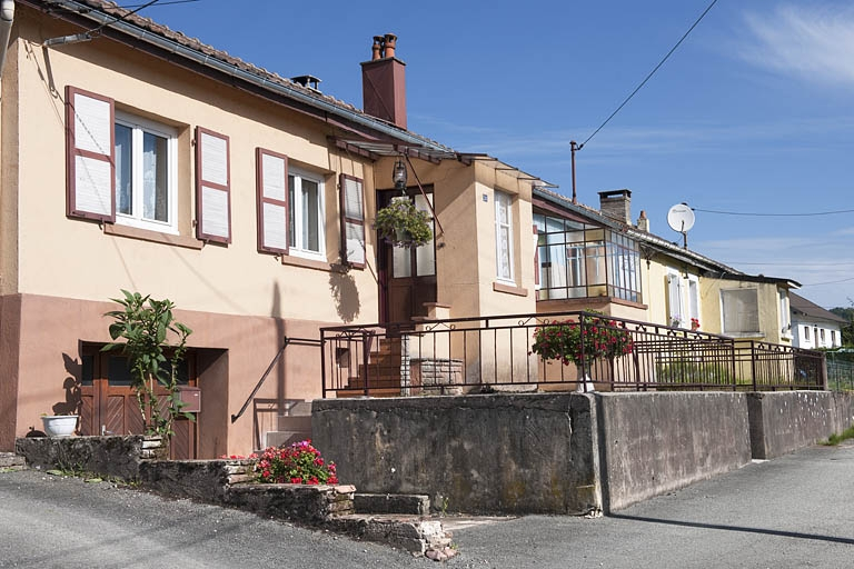 Habitation ouvrière en rez-de-chaussée. Vue de trois quarts gauche. © Jérôme Mongreville / Région Bourgogne-Franche-Comté, Inventaire du patrimoine - 2011