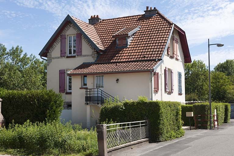 Maison vue de trois quarts gauche. © Jérôme Mongreville / Région Bourgogne-Franche-Comté, Inventaire du patrimoine - 2011