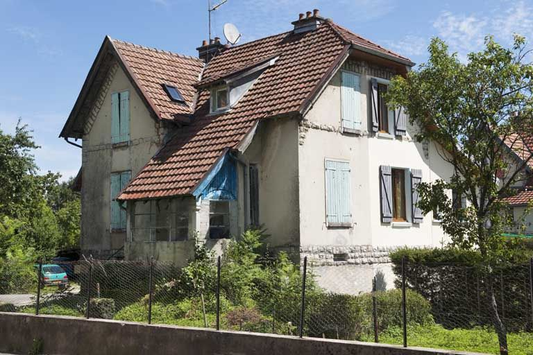 Maison vue de trois quarts arrière. © Jérôme Mongreville / Région Bourgogne-Franche-Comté, Inventaire du patrimoine - 2011