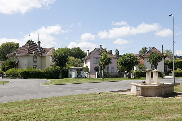 Maisons donnant sur la place semi-circulaire de l'avenue Frédéric Bataille. © Jérôme Mongreville / Région Bourgogne-Franche-Comté, Inventaire du patrimoine - 2011
