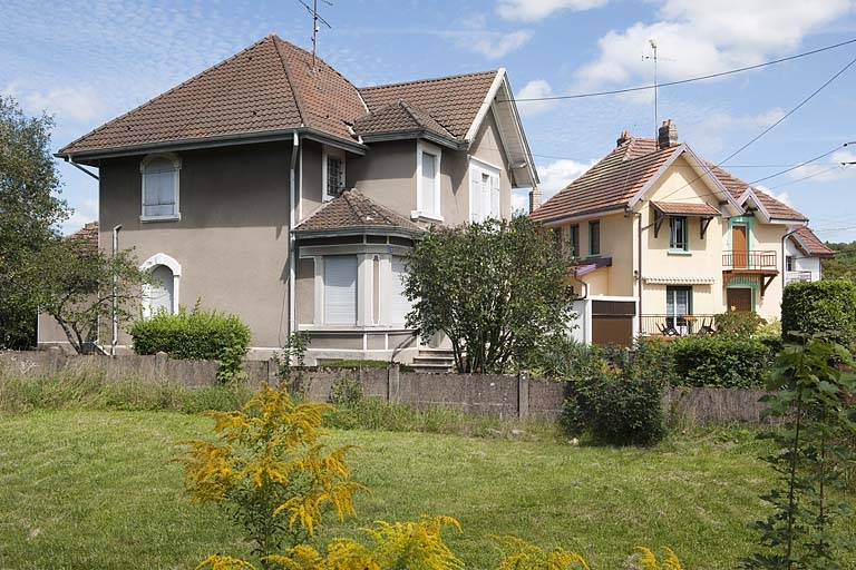 Maisons situées autour de la place semi-circulaire. © Jérôme Mongreville / Région Bourgogne-Franche-Comté, Inventaire du patrimoine - 2011