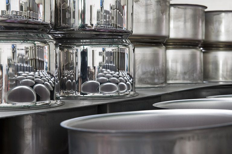 Atelier de brasage. Reflets sur casseroles. © Jérôme Mongreville / Région Bourgogne-Franche-Comté, Inventaire du patrimoine - 2011