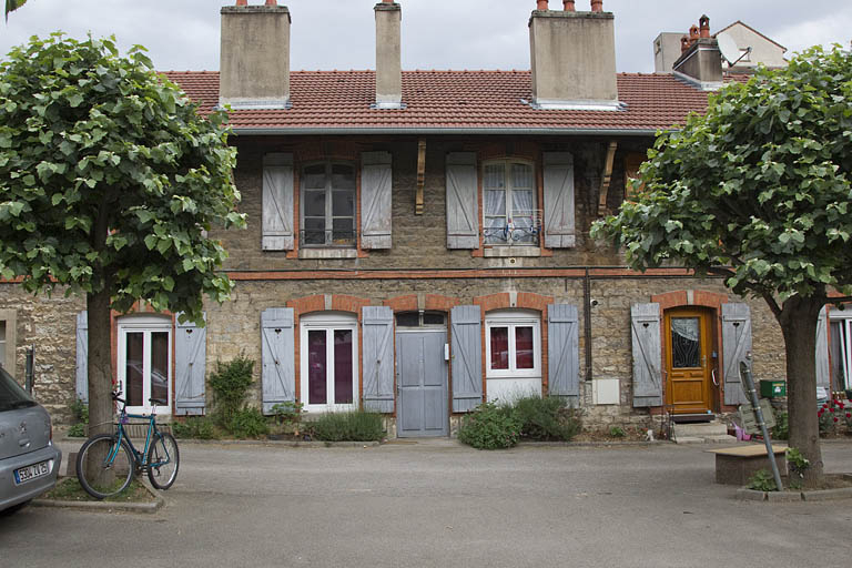 Atelier en pierre au n° 14B : travées centrales de la façade antérieure. © Yves Sancey / Région Bourgogne-Franche-Comté, Inventaire du patrimoine - 2011