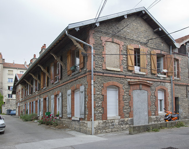 Atelier en pierre au n° 14B : façades antérieure et latérale droite. © Yves Sancey / Région Bourgogne-Franche-Comté, Inventaire du patrimoine - 2011