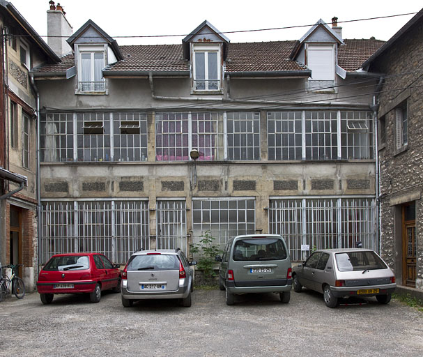 Atelier en béton au n° 14B : façade antérieure. © Yves Sancey / Région Bourgogne-Franche-Comté, Inventaire du patrimoine - 2011
