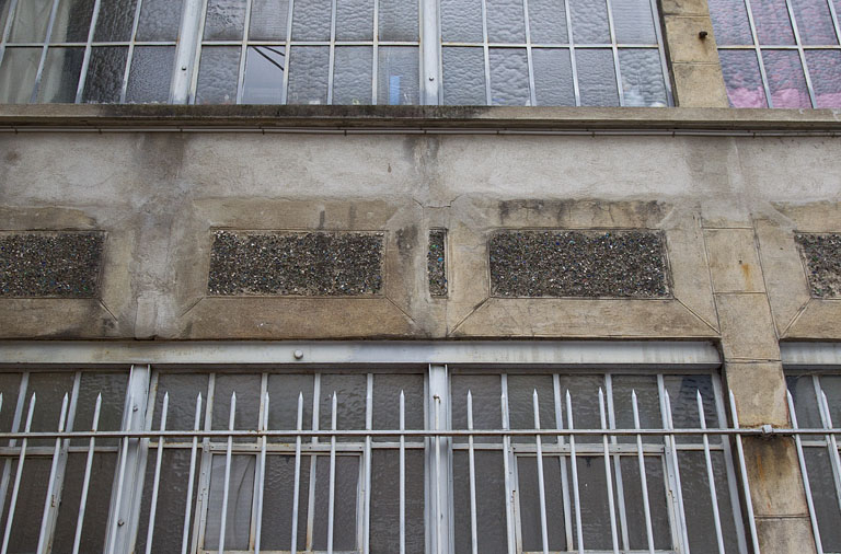 Atelier en béton au n° 14B : décor des allèges de la façade antérieure. © Yves Sancey / Région Bourgogne-Franche-Comté, Inventaire du patrimoine - 2011