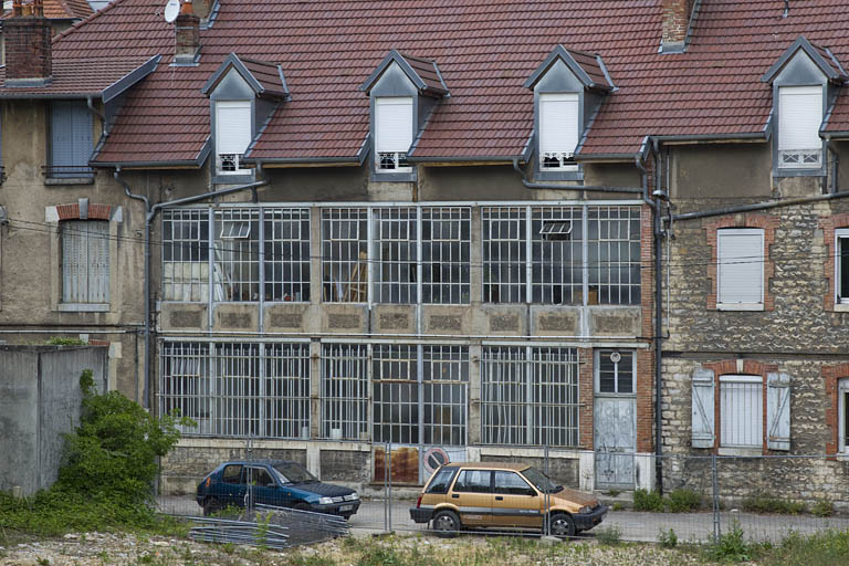 Atelier en béton au n° 14B : partie centrale de la façade postérieure. © Yves Sancey / Région Bourgogne-Franche-Comté, Inventaire du patrimoine - 2011