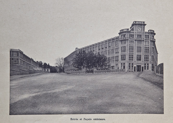 Ecole nationale de Besançon. Entrée et façade extérieure, 1933 ? © Yves  Sancey (reproduction) / Région Bourgogne-Franche-Comté, Inventaire du patrimoine - 2011 Ecole nationale de Besançon. Entrée et façade extérieure, 1933 ? © Yves  Sancey (reproduction) / Région Bourgogne-Franche-Comté, Inventaire du patrimoine - 2011