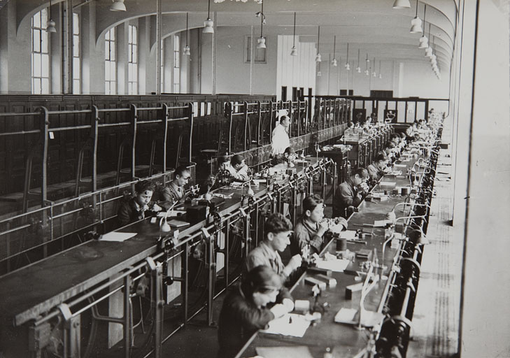 [Intérieur d'un atelier d'horlogerie ou de mécanique de précision], milieu 20e siècle. © Yves  Sancey (reproduction) / Région Bourgogne-Franche-Comté, Inventaire du patrimoine - 2011