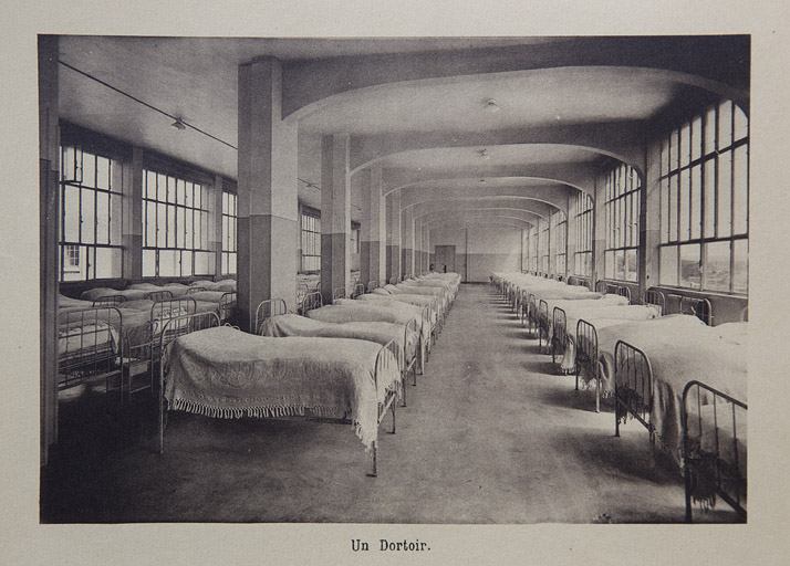 Ecole nationale de Besançon. Un dortoir, 1933 ? © Yves  Sancey (reproduction) / Région Bourgogne-Franche-Comté, Inventaire du patrimoine - 2011 Ecole nationale de Besançon. Un dortoir, 1933 ? © Yves  Sancey (reproduction) / Région Bourgogne-Franche-Comté, Inventaire du patrimoine - 2011
