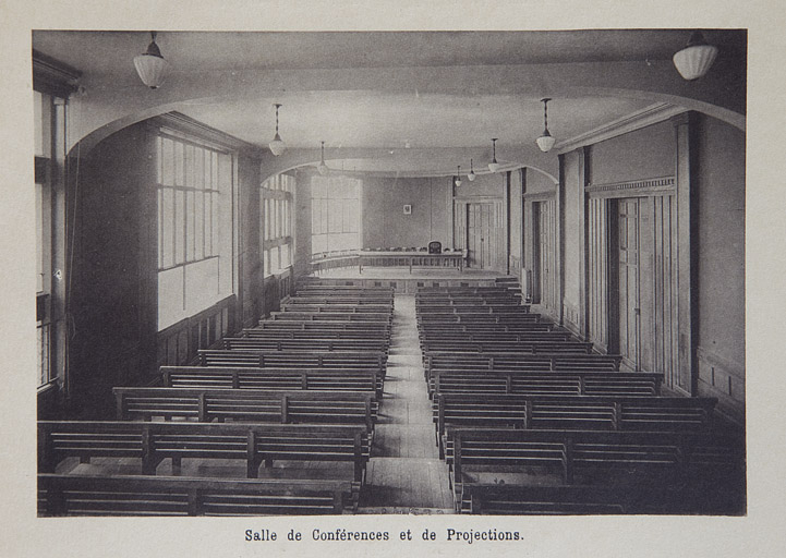 Ecole nationale de Besançon. Salle de conférences et de projections, 1933 ? © Yves  Sancey (reproduction) / Région Bourgogne-Franche-Comté, Inventaire du patrimoine - 2011 Ecole nationale de Besançon. Salle de conférences et de projections, 1933 ? © Yves  Sancey (reproduction) / Région Bourgogne-Franche-Comté, Inventaire du patrimoine - 2011