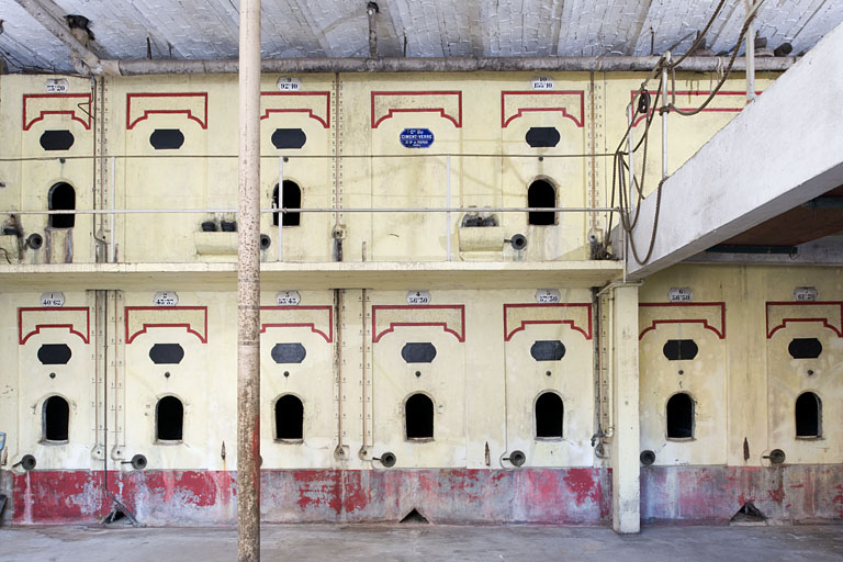 Intérieur de l'entrepôt : vue d'ensemble des cuves depuis l'entrée. © Marc Loukachine / Région Bourgogne-Franche-Comté, Inventaire du patrimoine - 2011