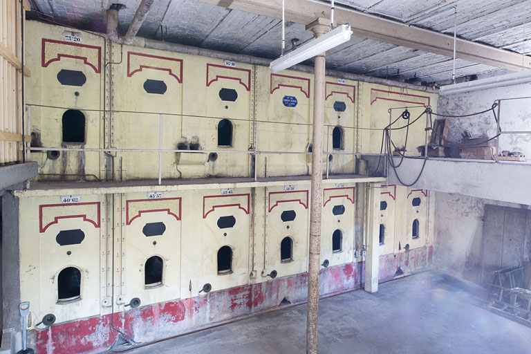 Intérieur de l'entrepôt : vue d'ensemble des cuves. © Marc Loukachine / Région Bourgogne-Franche-Comté, Inventaire du patrimoine - 2011