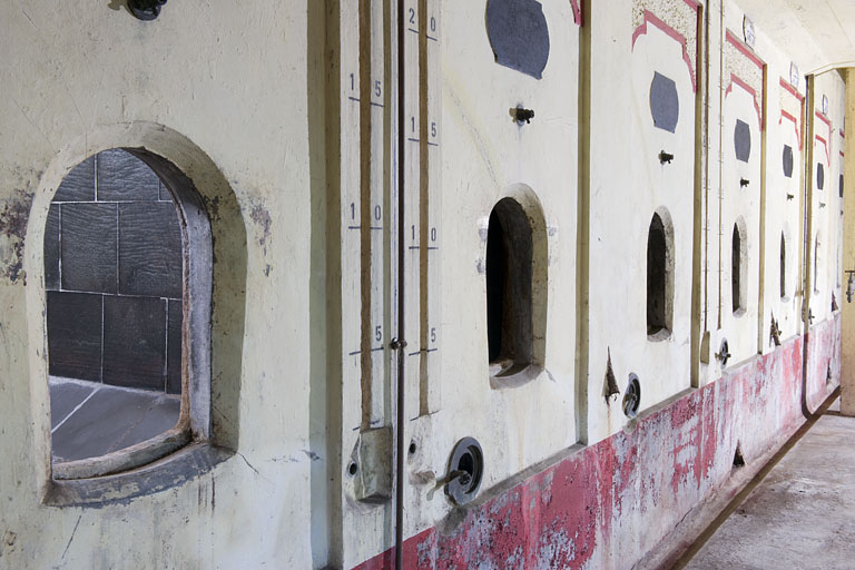 Intérieur de l'entrepôt : enfilade des cuves du premier niveau. © Marc Loukachine / Région Bourgogne-Franche-Comté, Inventaire du patrimoine - 2011