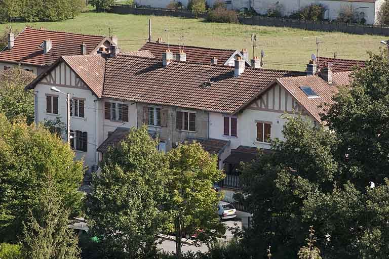 Immeuble de 8 logements. Vue plongeante depuis l'ouest. © Jérôme Mongreville / Région Bourgogne-Franche-Comté, Inventaire du patrimoine - 2011